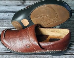 BORN Wonens Brown Leather Clogs Mules SIZE 8